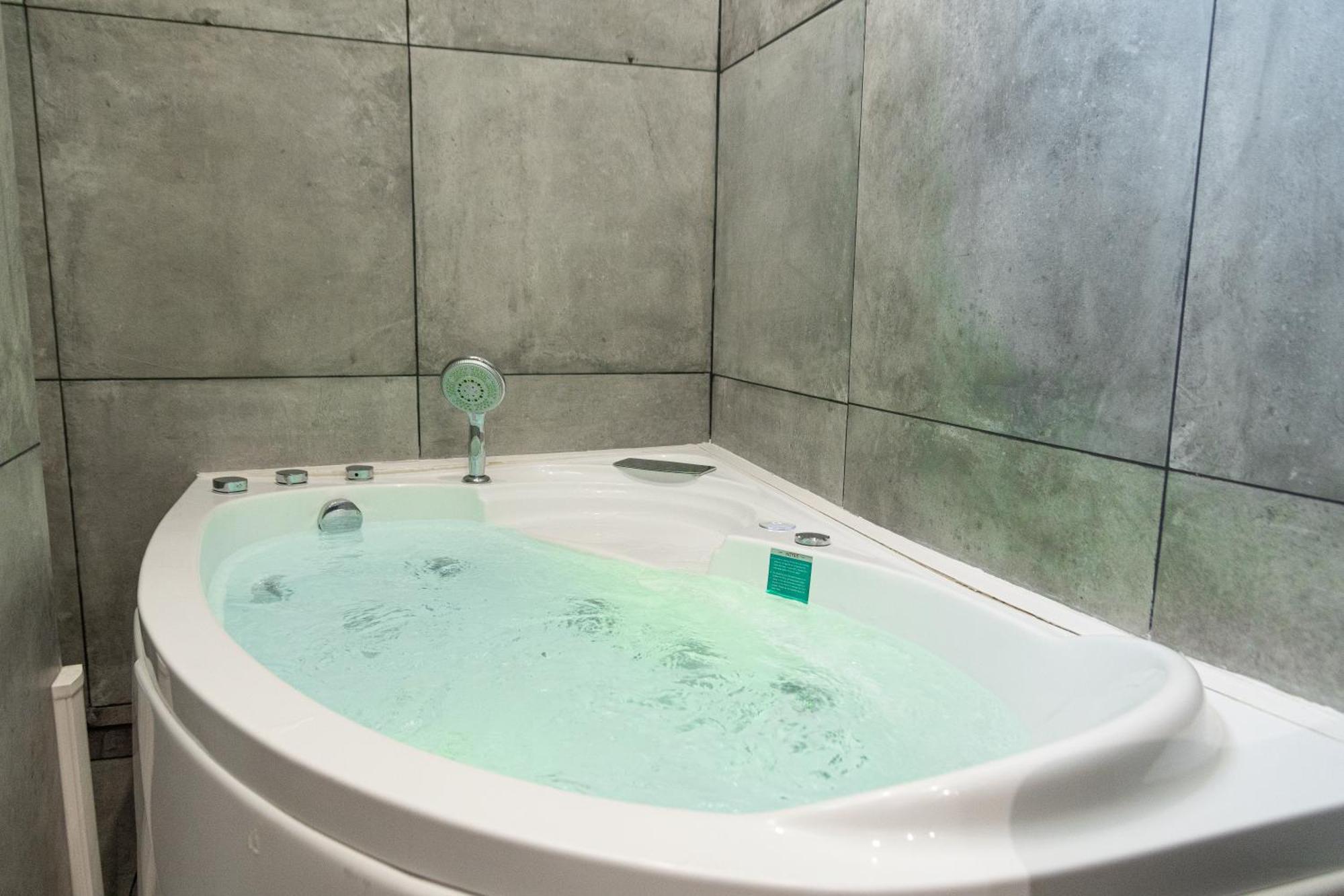 Lavie Maison Eiffel Ac Hot Tub Paris Extérieur photo