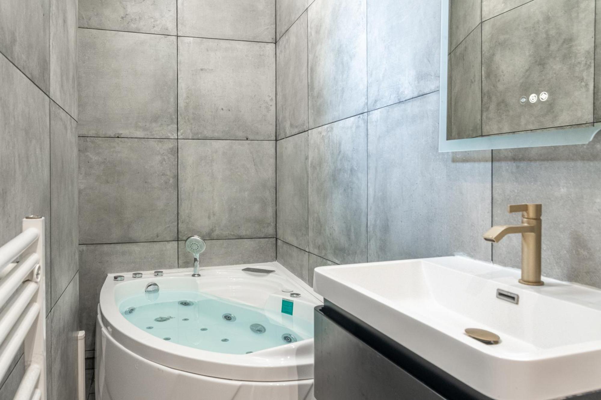 Lavie Maison Eiffel Ac Hot Tub Paris Extérieur photo