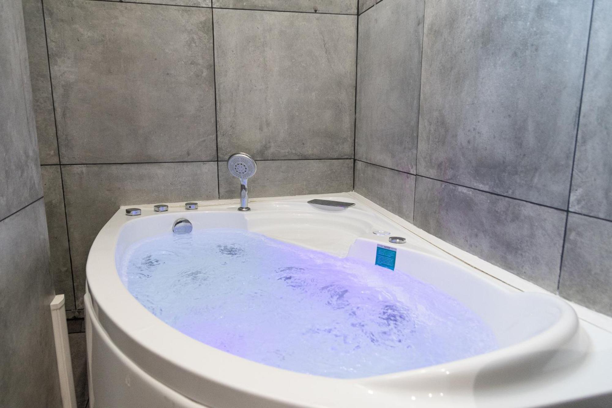 Lavie Maison Eiffel Ac Hot Tub Paris Extérieur photo