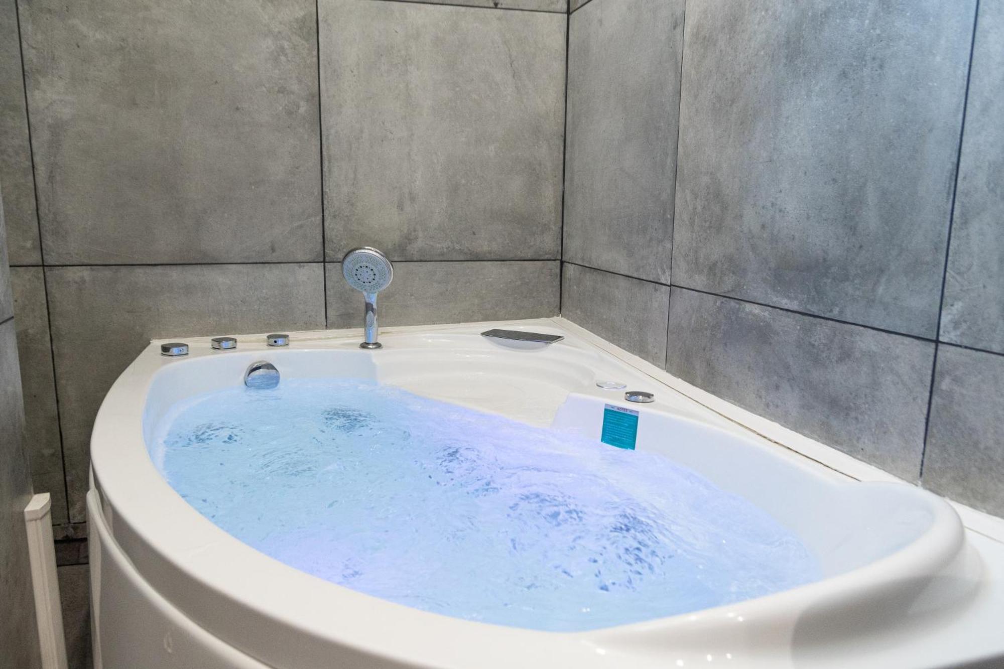 Lavie Maison Eiffel Ac Hot Tub Paris Extérieur photo